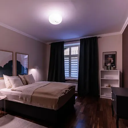 Modern 2bdr In Center *
