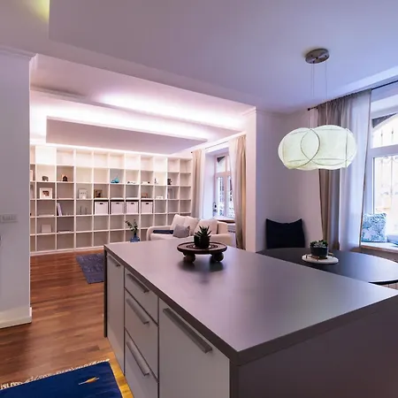 Modern 2bdr In Center