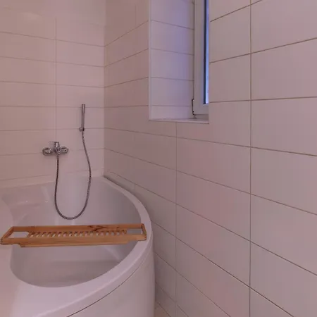 Modern 2bdr In Center