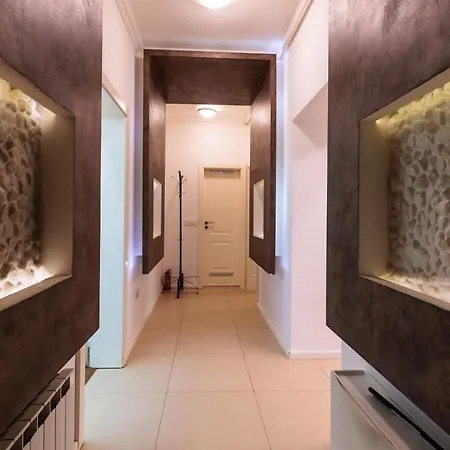 Modern 2bdr In Center شقة
