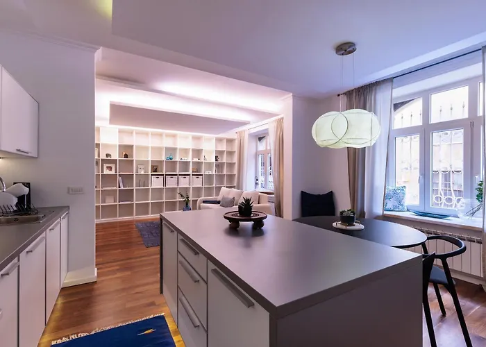 Modern 2bdr In Center