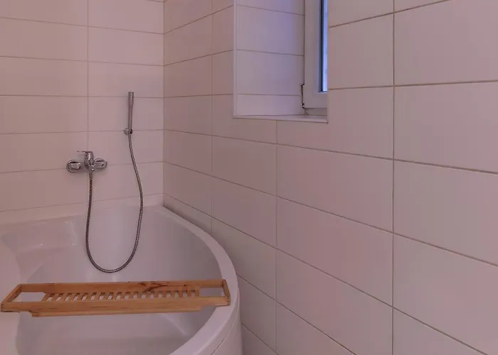 Modern 2bdr In Center